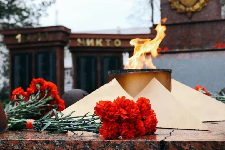 Экскурсии с возложением цветов к памятным местам Экскурсии с возложением цветов к памятным местам.